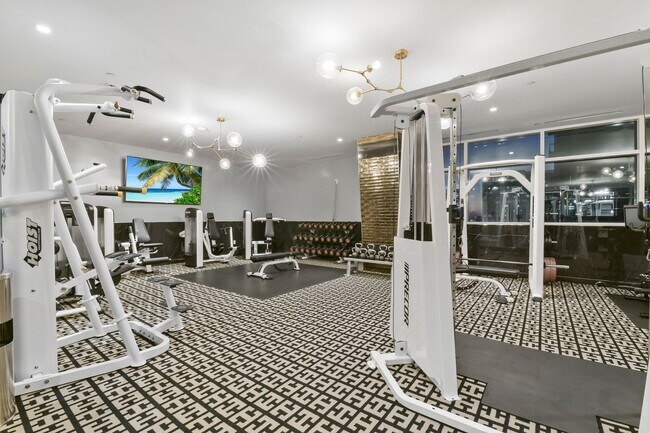 Building Photo - Stunning high rise unit in the affluent River Oaks District!