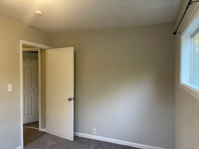 Building Photo - South KC 4Bed/1 Home Available Now!