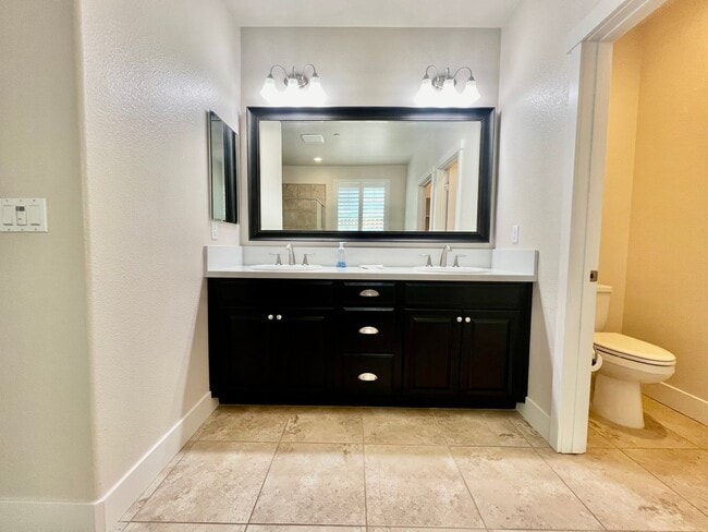 Building Photo - Lovely 4 bedroom 2.5 Bathroom Home in East...