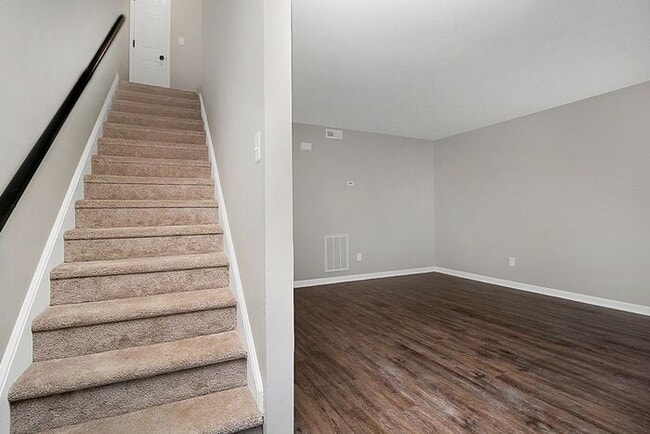 Building Photo - Updated 2BD/1.5BA Hickory Townhome