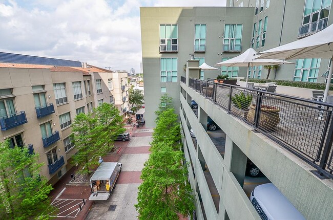 Building Photo - 2000 Bagby St
