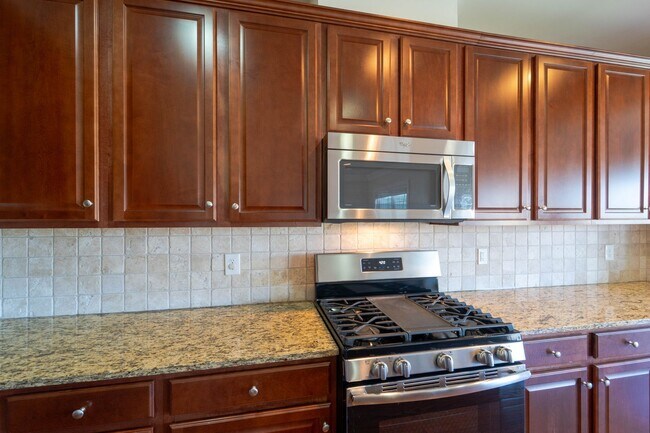 Building Photo - Gorgeous 3 Level Townhome