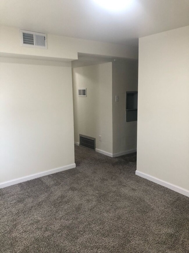 Building Photo - 4 bed 2 bath single family home