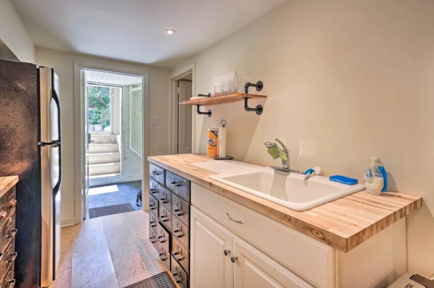 Kitchen Sink - 3301 W Franklin St