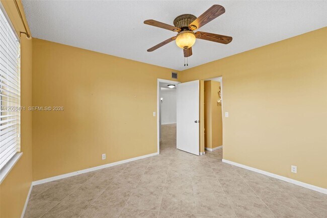 Building Photo - 110 Lake Meryl Dr