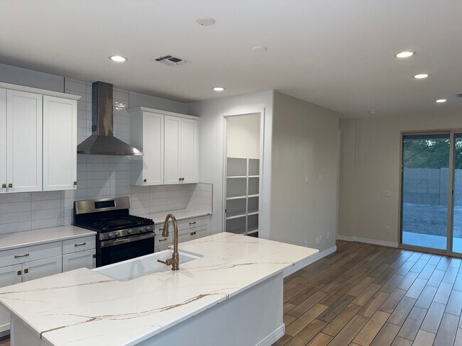 Building Photo - 1673 N St Francis Pl