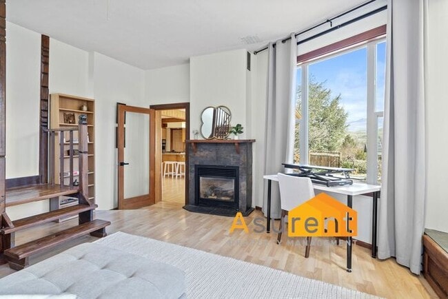 Building Photo - Amazing Fully Renovated Custom Furnished H...