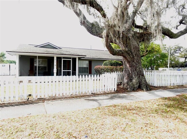 Building Photo - 540 W Comstock Ave