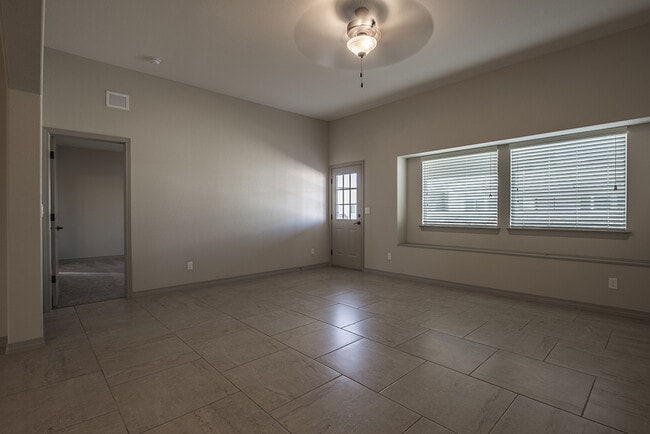 Building Photo - ELEGANT EASTSIDE PROPERTY