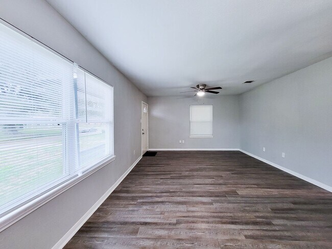 Building Photo - BEAUTIFUL REMODELED 3 BEDOOM LEASE HOME