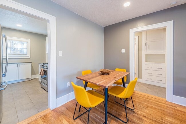 Building Photo - 722 Marquette Ave NW