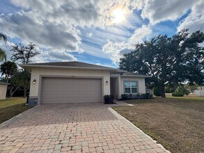 Building Photo - Modern 3 Bed 2 Bath in North Port Available Now