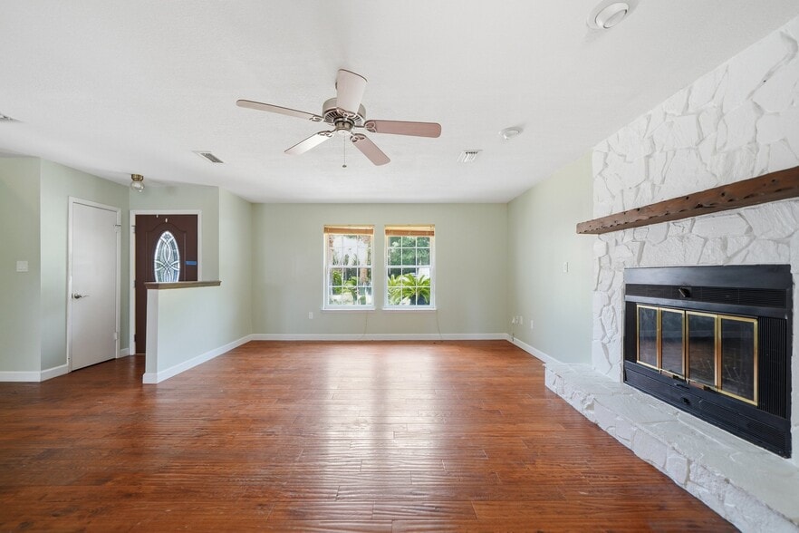 Building Photo - 1737 Bayshore Dr