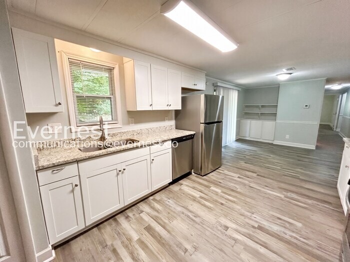 Building Photo - 2975 Sharon Ln