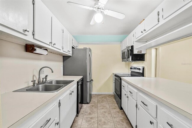 Building Photo - 265 SW Lincoln Cir N