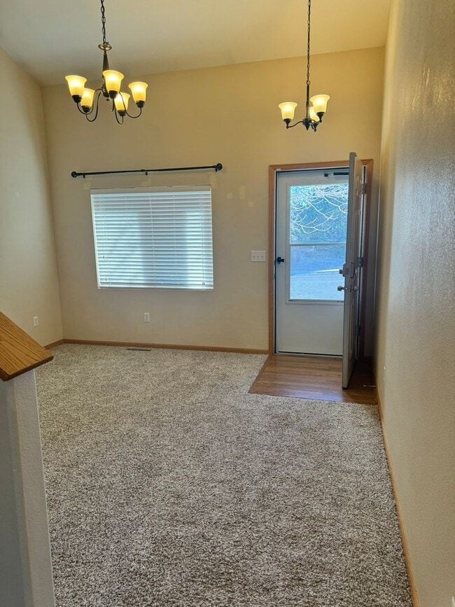 Building Photo - Charming 5 Bedroom