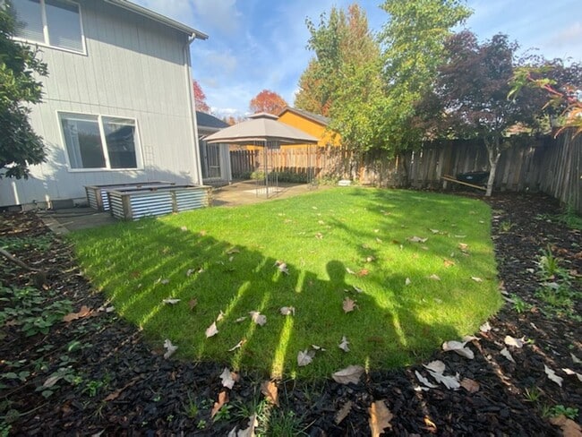 Building Photo - 762-770 SW Sitka Dr
