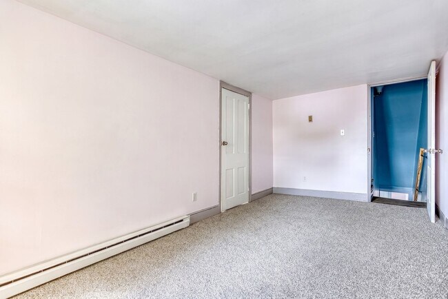 Building Photo - Newly Renovated 3 Bedroom, 1 Bathroom Townhouse