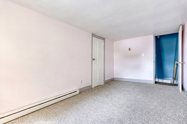Building Photo - Newly Renovated 3 bedroom, 1 bedroom townhouse