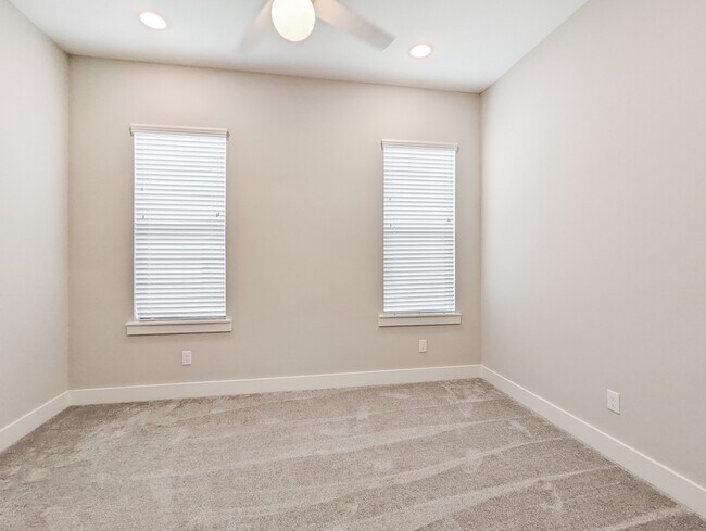 Building Photo - 1114 W 15th 1/2 St