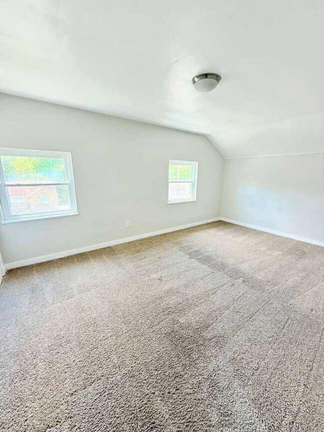 Building Photo - Spacious and beautifully updated 3-bedroom, 2-bath