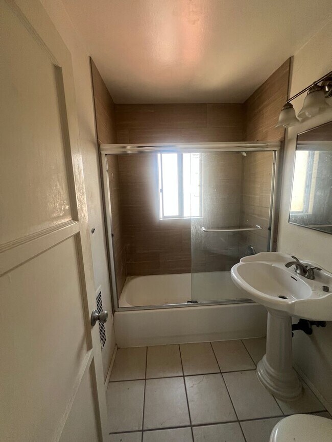 Building Photo - Updated 1 Bed / 1 Bath in Prime Hillcrest–...