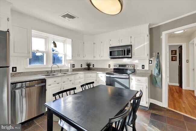 Building Photo - 88 E College Ave