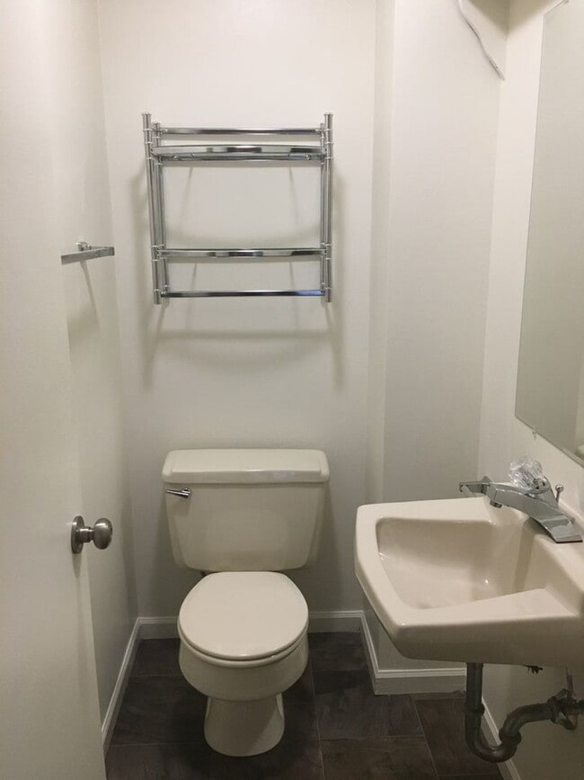 Building Photo - SPACIOUS 2 BEDROOM IN HOLIDAY HILLS AREA