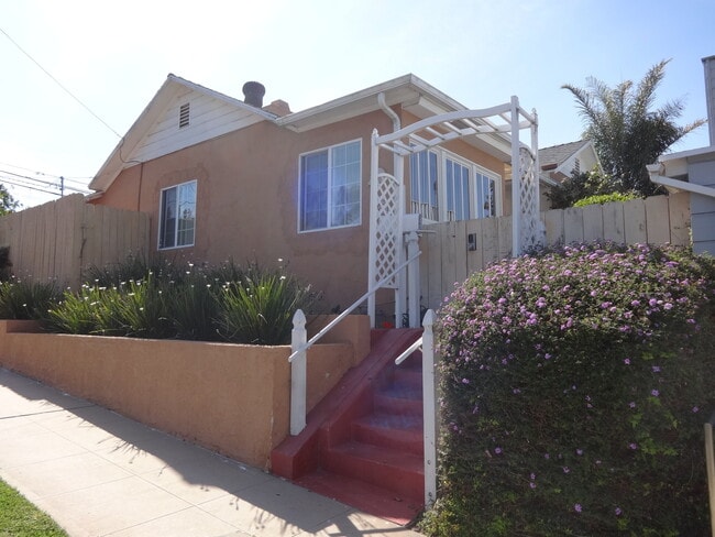 Building Photo - Very Cute 1 Bd/1Ba back half of duplex.