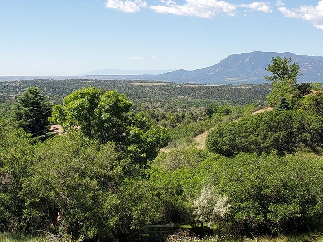 Building Photo - 3 Bedroom Condominium with Panoramic Mount...