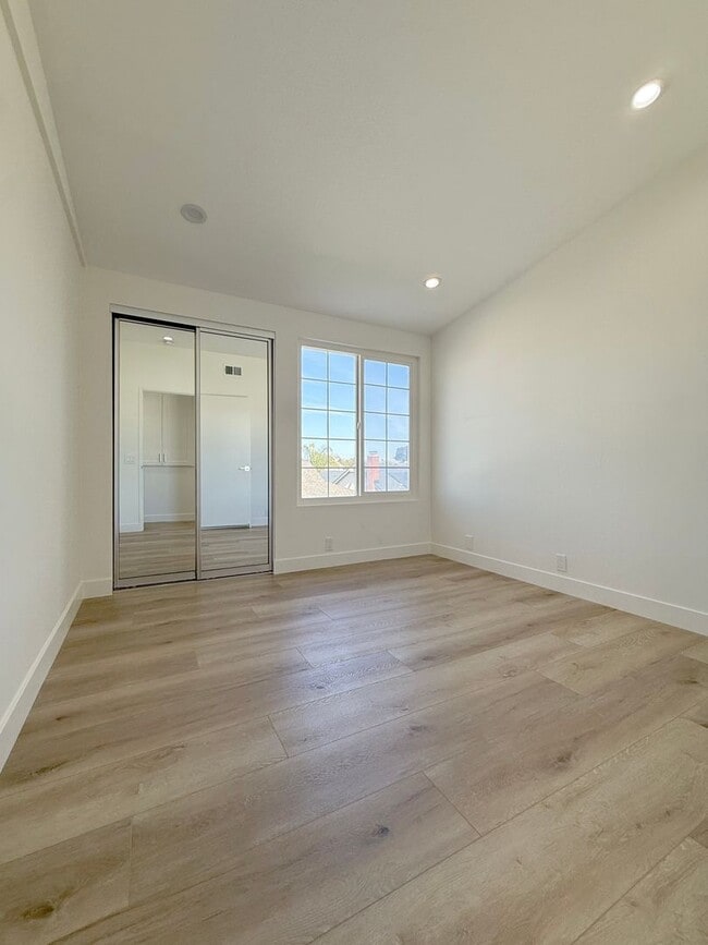 Building Photo - Stunning Remodeled Home in South Huntington Beach – Minutes to the Beach!