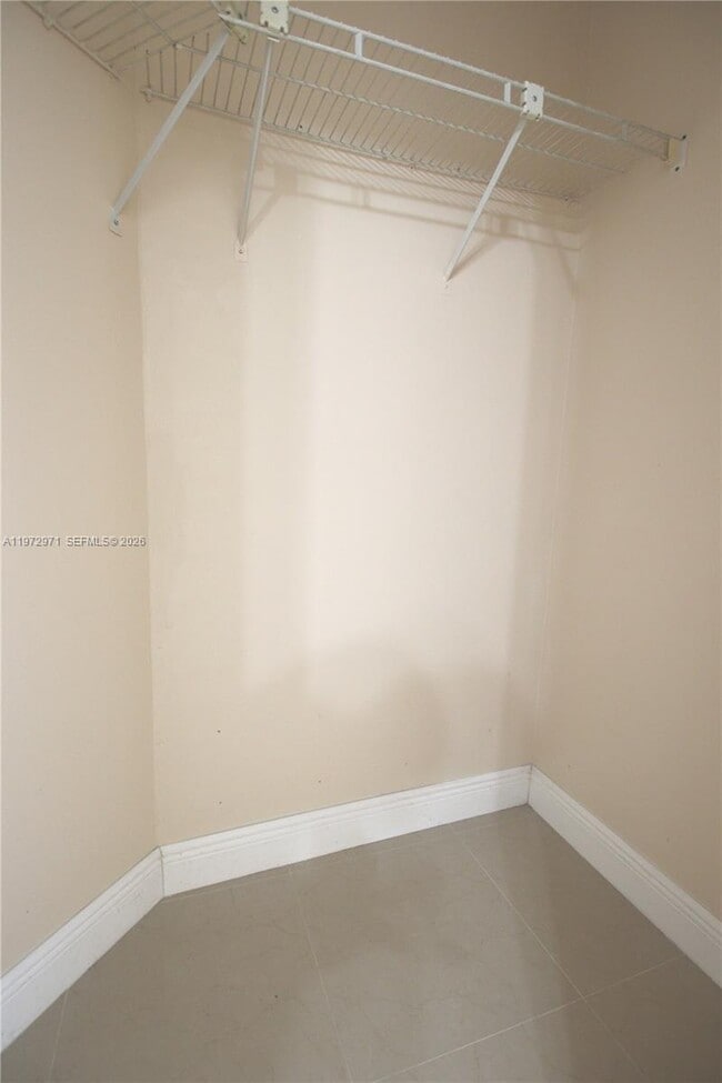 Building Photo - 690 W Park Dr