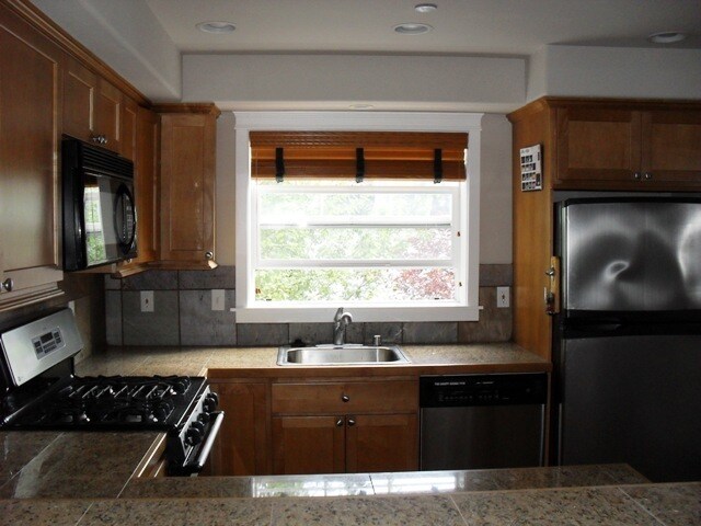 Building Photo - Gorgeous Capitol Hill Tri-level Townhome 3 Bedrooms with 3.25 Bathrooms