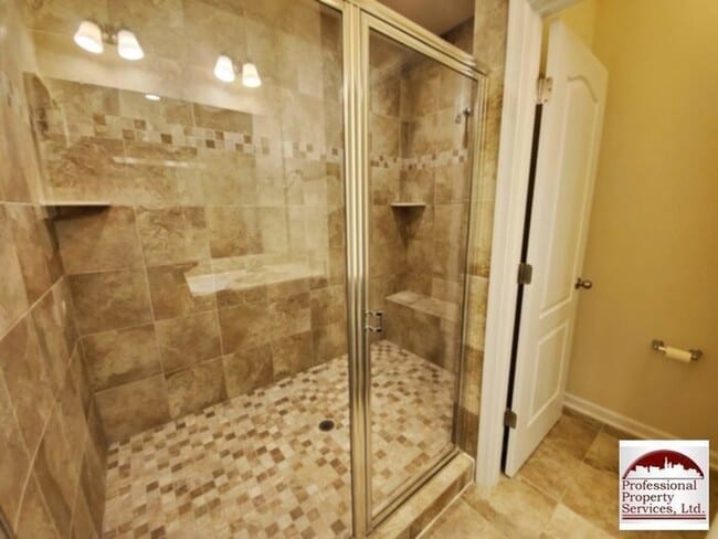 Building Photo - Beautiful Luxury Townhome Near Everything!