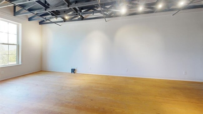 Building Photo - 305 W 27th St