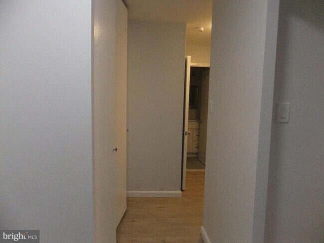 Building Photo - 1640 Oakwood Dr