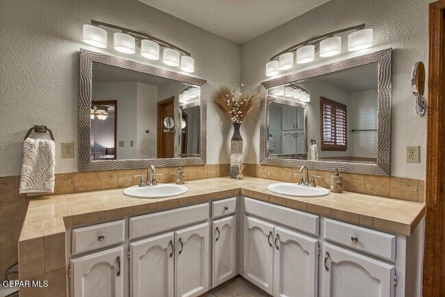 Building Photo - 6344 Via Aventura Dr