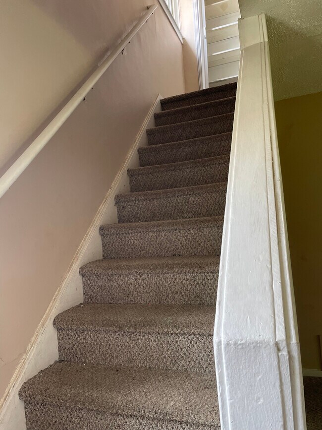 Building Photo - 32609 Montcalm St