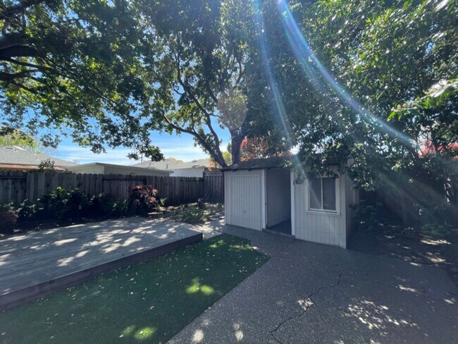 Building Photo - 3BD 1 BA Home in San Carlos with large bac...