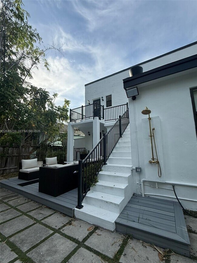 Building Photo - 528 NE 70th St
