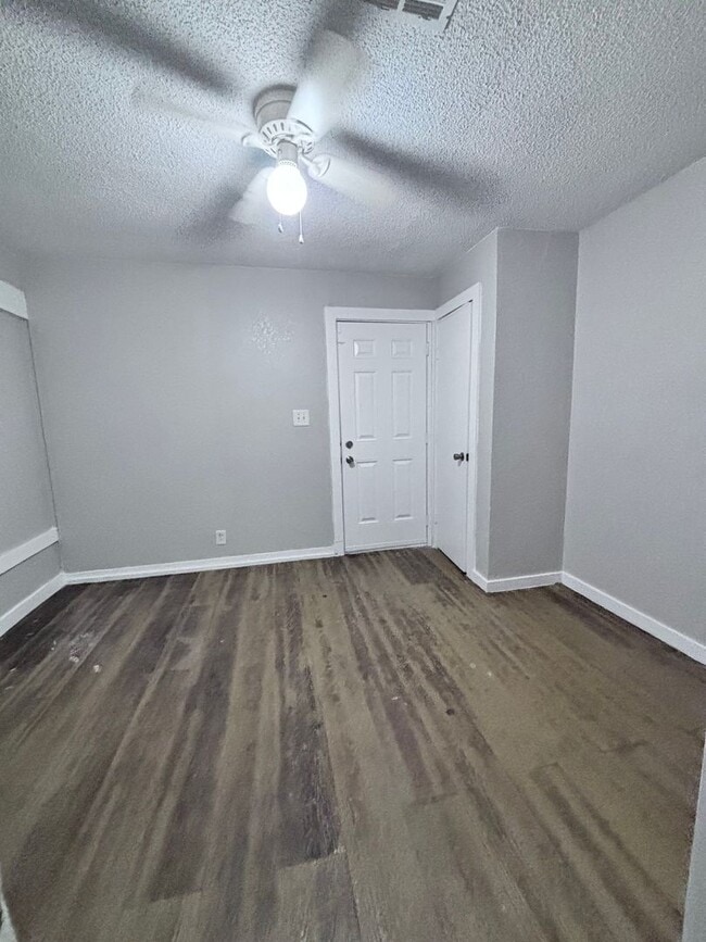 Building Photo - For Rent: Freshly Remodeled 3-Bed, 2-Bath ...