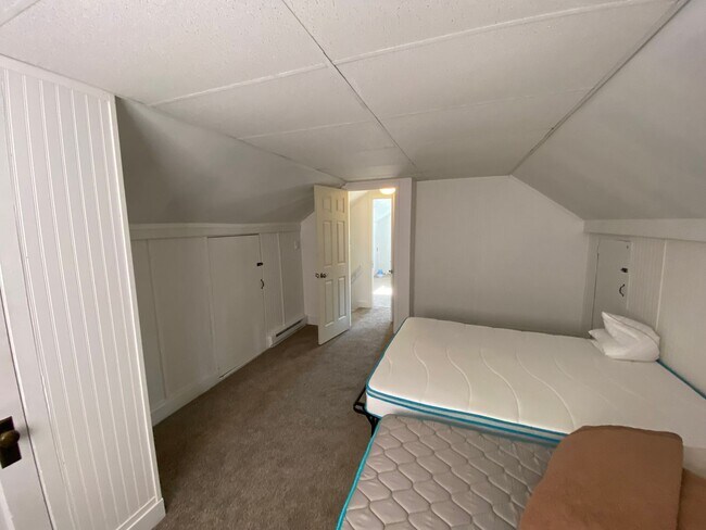 Building Photo - Charming 5 Bed 2 Bath House in Carnegie!