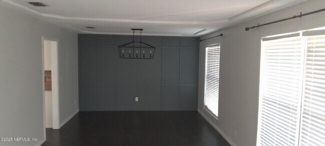 Building Photo - 2724 Lexington Dr