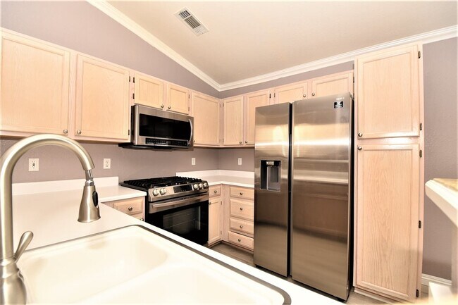 Building Photo - Stunning 1 Bed 1 Bath Condo On 2nd Floor at Opulence!