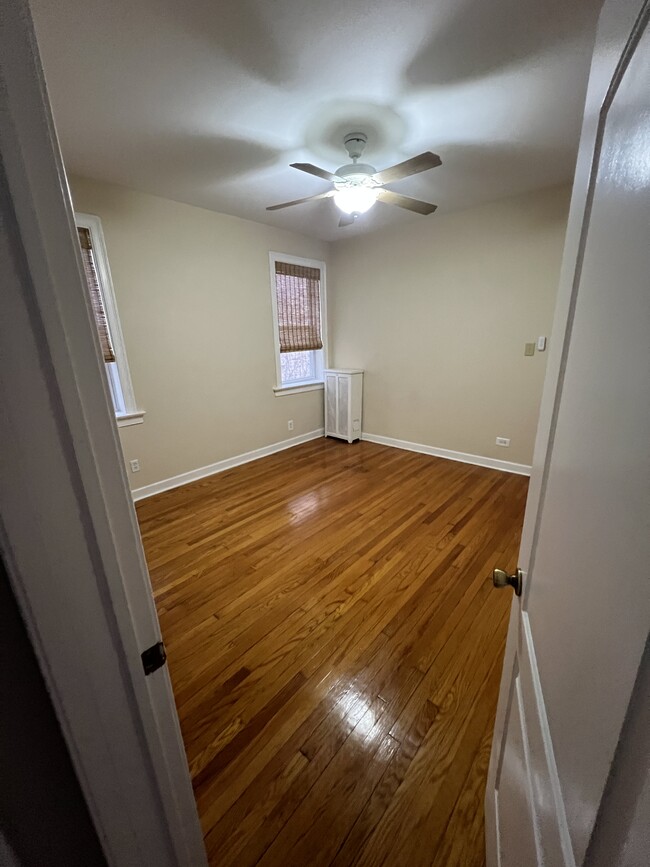 Bedroom 1 w/ closet - 7110 S Paxton Ave