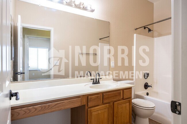 Building Photo - Great Home, Location and Move-In Ready!