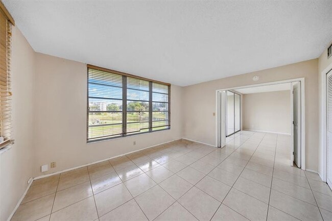 Building Photo - 2601 S Palm Aire Dr