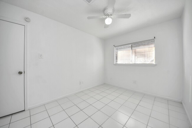 Building Photo - 10011 Berry Limb Dr