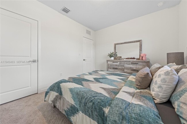 Building Photo - 818 SE 17th St