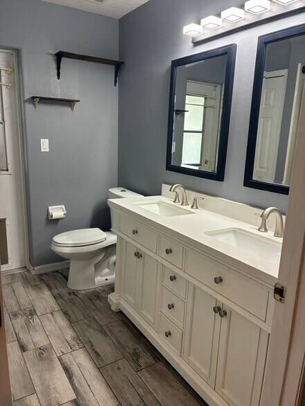 Building Photo - 867 Park Valley Cir